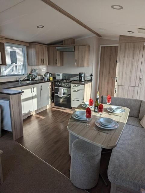 Sleeps 6 Modern And Bright Caravan Littlesea Haven Weymouth Hotel Exterior photo